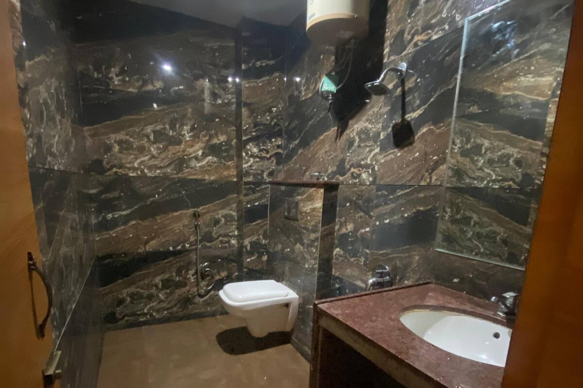 Deluxe Double Room | Bathroom | Free toiletries, towels, soap, shampoo