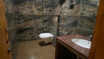 Deluxe-dobbeltværelse | Badeværelse | Gratis toiletartikler, håndklæder, Sæbe, Shampoo