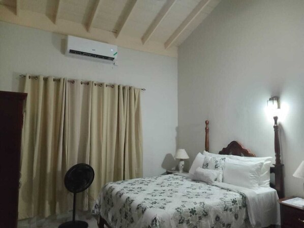 2 chambres, bureau, fer et planche à repasser, accès au Wi-Fi (inclus)