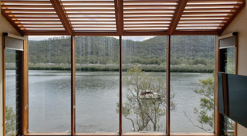 Absolute waterfront home on the Hawkesbury River perfect for fishing & relaxing