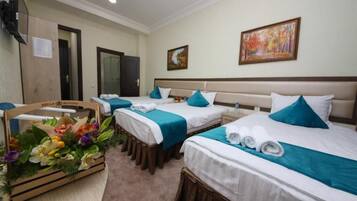 Phòng 3 phong cách cổ điển, quang cảnh thành phố | Bàn, truy cập Internet không dây miễn phí