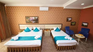 Family Quadruple Room, City View | Desk, free WiFi