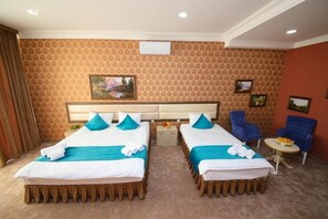 Neljän hengen perhehuone, kaupunkinäköala | Työpöytä, ilmainen Wi-Fi