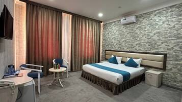 Phòng đôi Deluxe, quang cảnh thành phố | Bàn, truy cập Internet không dây miễn phí