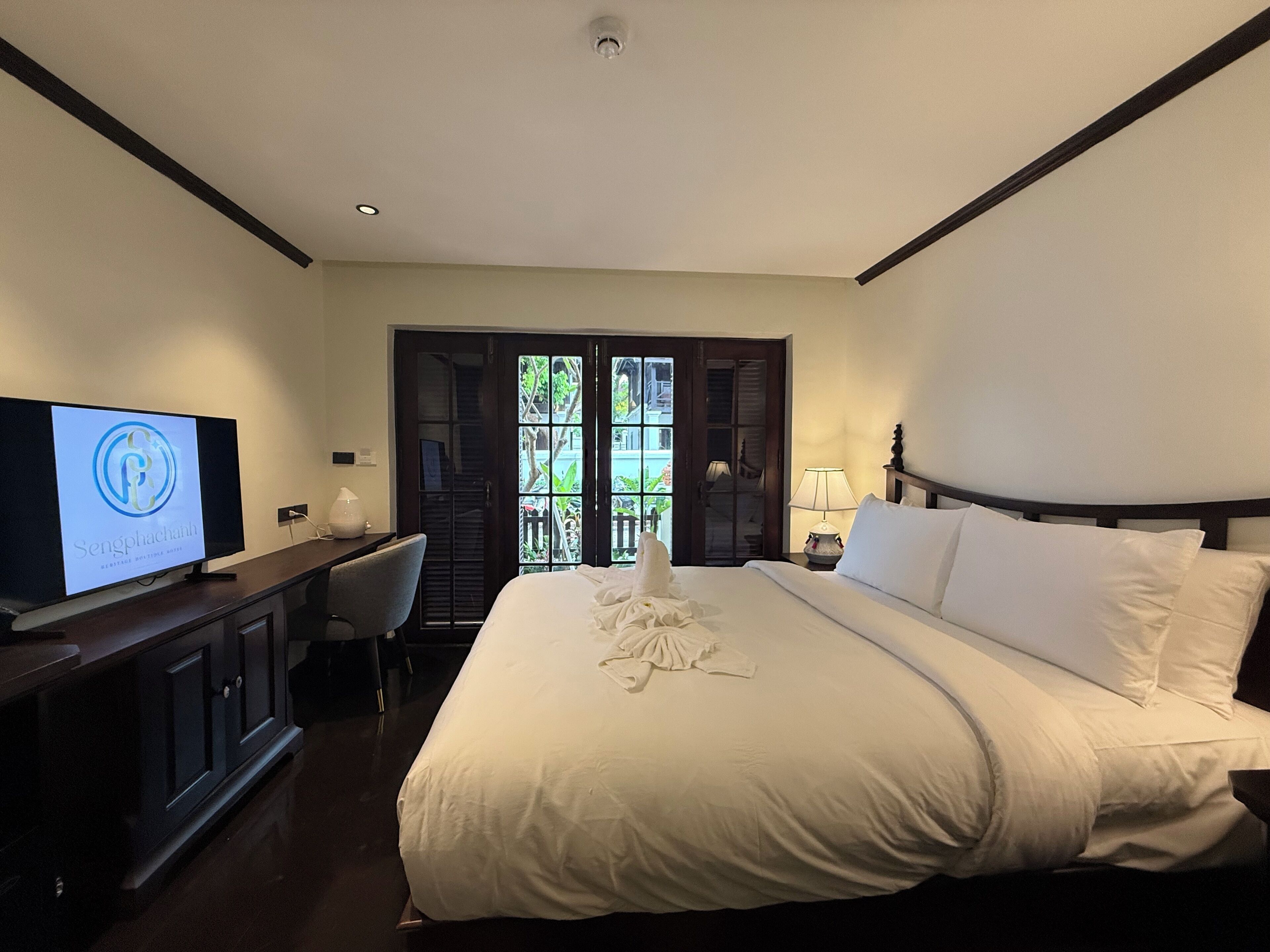 Habitación doble superior, vistas a la ciudad | Caja fuerte y espacio para trabajar con un portátil