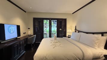 Caja de seguridad en la habitación y espacio para trabajar con laptop