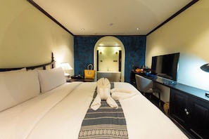 In-room safe, laptop workspace, iron/ironing board, free WiFi