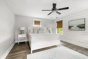 3 Schlafzimmer, Schreibtisch, Bügeleisen/Bügelbrett, WLAN