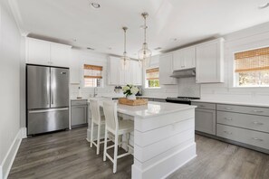 Kjøleskap, mikrobølgeovn, ovn og kokeplater