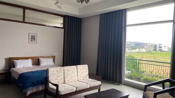 4 bedrooms, iron/ironing board, WiFi, bed sheets