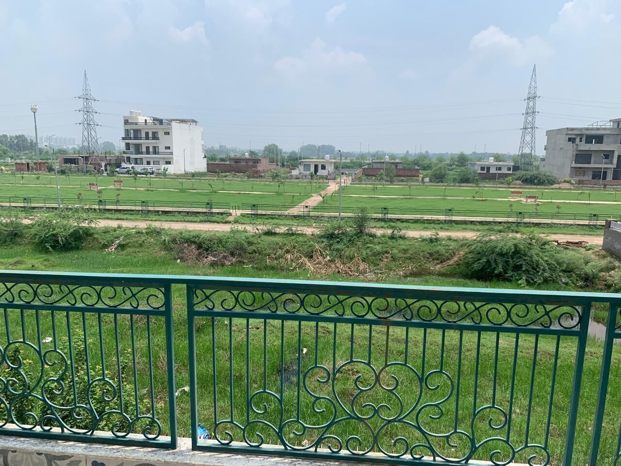 Une vue d’un quartier résidentiel avec de nombreuses maisons et des champs ouverts.