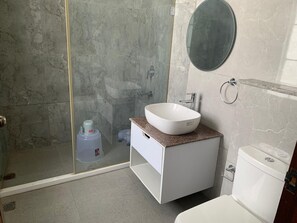 Douche, serviettes fournies, savon, papier toilette