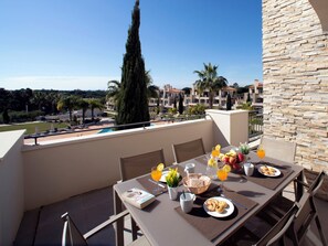 Outdoor dining - Pine Hills Jade by Interhome (Vilamoura)
