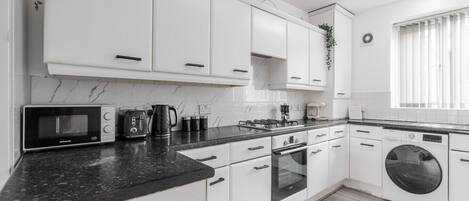 Refrigerador, microondas, horno, placa de cocina