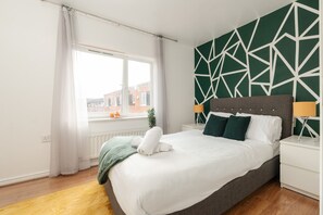 4 bedrooms, desk, iron/ironing board, travel crib - Stylish 4bd Townhouse - City Centre - O2 Apollo (Greater Manchester)