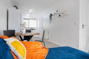 Dining - Stylish 4bd Townhouse - City Centre - O2 Apollo (Greater Manchester)