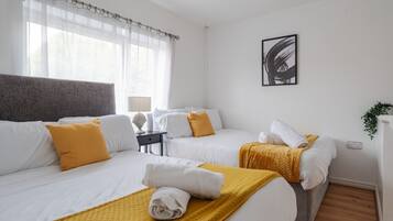 4 Schlafzimmer, Schreibtisch, Bügeleisen/Bügelbrett, Reisekinderbett