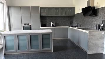 KĂŒhlschrank, Mikrowelle, Ofen, Herdplatte