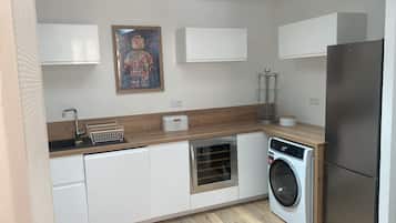 Micro-ondes, four, plaque de cuisson, lave-vaisselle
