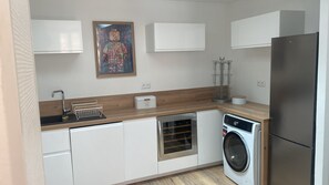 Een magnetron, een oven, een kookplaat, een vaatwasser