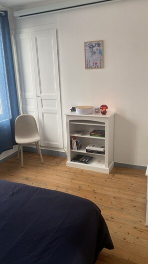 Een strijkplank/strijkijzer, beddengoed