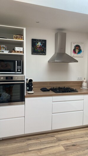 Een magnetron, een oven, een kookplaat, een vaatwasser