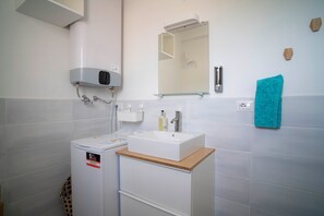 Sèche-cheveux, serviettes fournies, savon, papier toilette