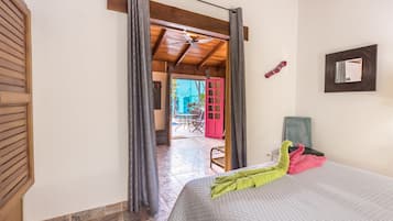1 Schlafzimmer, Schreibtisch, Bügeleisen/Bügelbrett, Reisekinderbett