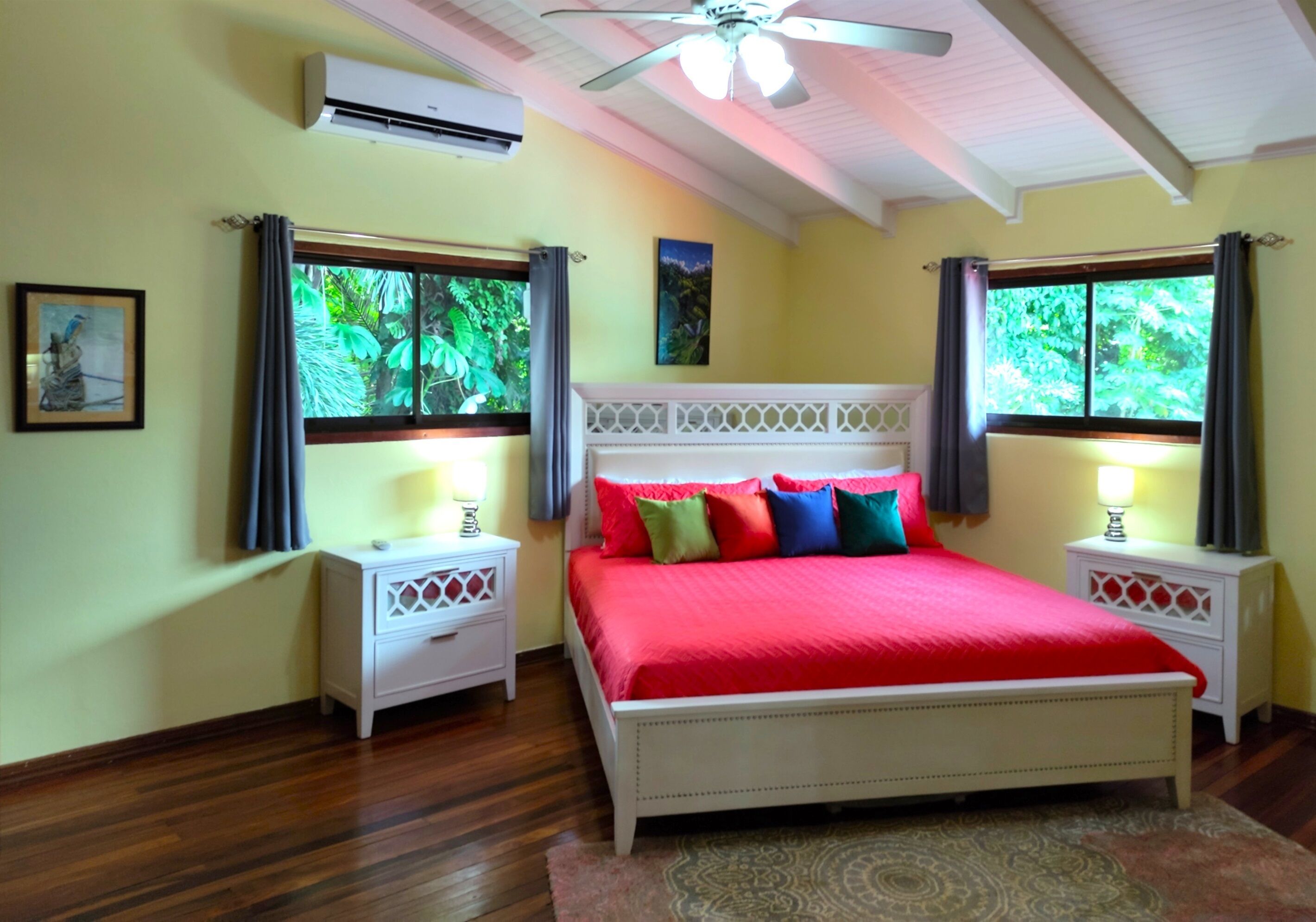 1 habitación, escritorio, tabla de planchar con plancha y cuna de viaje 