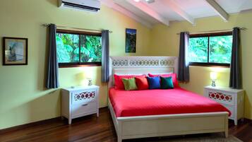 1 habitación, escritorio, tabla de planchar con plancha y cuna de viaje