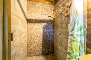 Shower, towels - Boutique Tropical Paradise Large Groups Pool & A/C (Playa Herradura)
