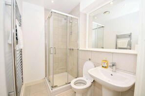 Dusche, Haartrockner, Handtücher, Shampoo