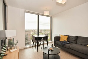 TV, offices - Modern 1BED Manchester Apartment with City Views (Salford)