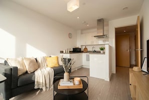 TV, offices - Fabulous 1BED Apartment in Manchester w City Views (Salford)