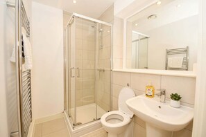 Ducha, secador de pelo, toallas