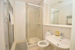 Shower, hair dryer, towels - Modern 1BED Manchester Apartment with City Views (Salford)