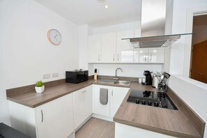 Fridge, microwave, oven, stovetop - Modern 1BED Manchester Apartment with City Views (Salford)