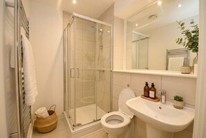 Regadera, secadora de cabello, toallas 