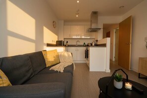 TV, offices - Modern 1BED Manchester Apartment with City Views (Salford)
