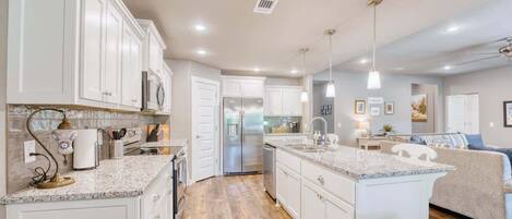 Køleskab, mikrobølgeovn, ovn, kogeplade