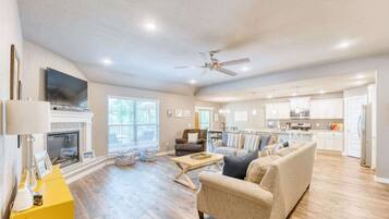 Fernseher, Kamin, Videospiele, Arbeitsbereiche