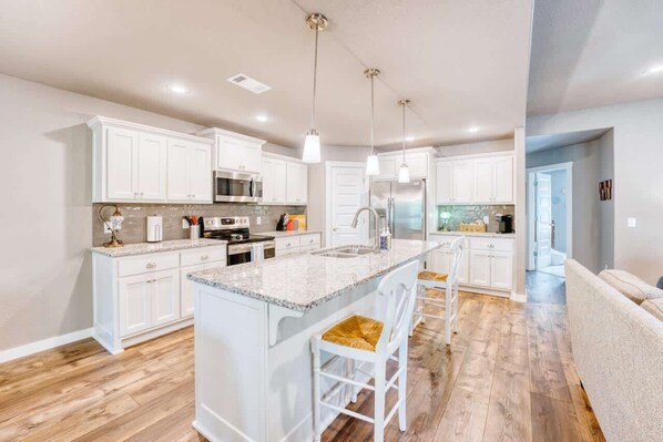 Réfrigérateur, four à micro-ondes, un four, surface de cuisson