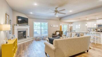 Fernseher, Kamin, Videospiele, Arbeitsbereiche