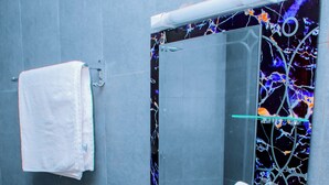 Bathroom shower - Kivu Breeze Hotel (Bwishyura)