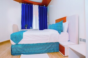 Caja de seguridad en la habitación y espacio para trabajar con laptop 