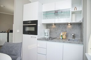 Kühlschrank, Herdplatte, Wasserkocher mit Kaffee-/Teezubehör, Toaster