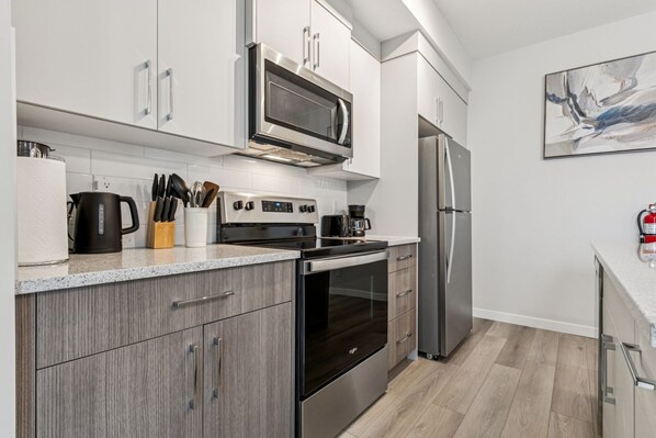 Kühlschrank, Mikrowelle, Ofen, Herdplatte