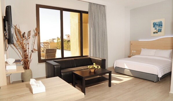 Deluxe Double Room | Laptop workspace, free WiFi