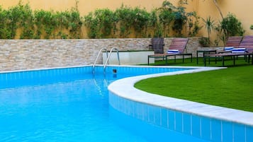 Bar en milieu de piscine