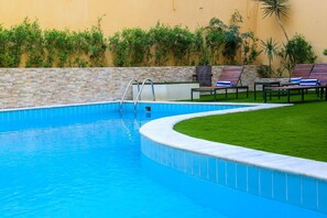 Swim-up bar